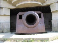 Gun close-up Longues-sur-Mer Battery